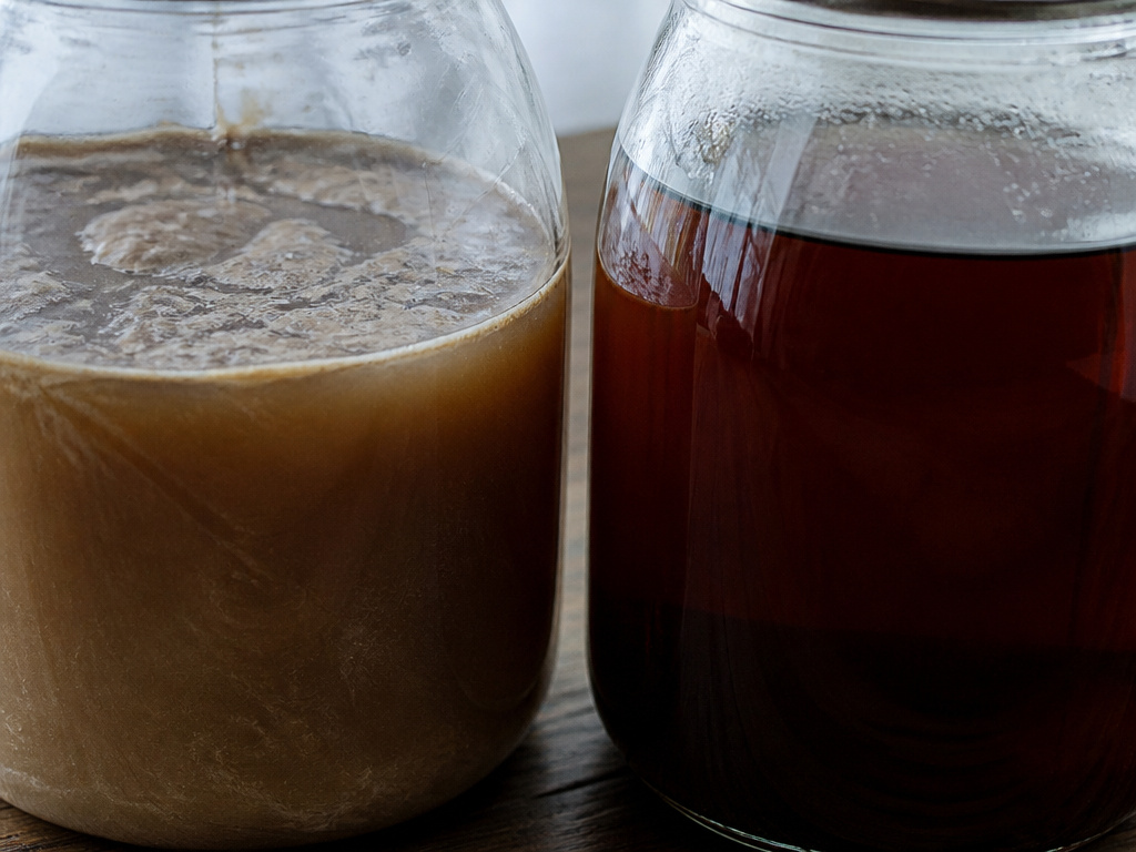 Visual comparison of fresh transparent cold brew versus cloudy spoiled batch.