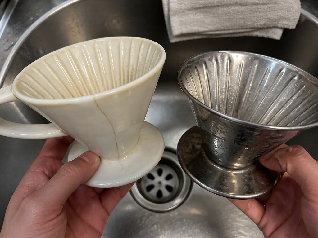 Ceramic versus stainless steel coffee dripper comparison for cleaning and durability
